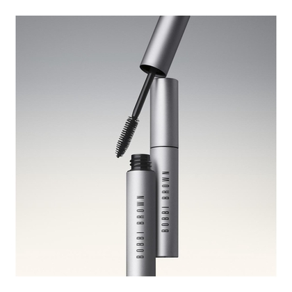 Mascara noir intense allongeant et longue tenue