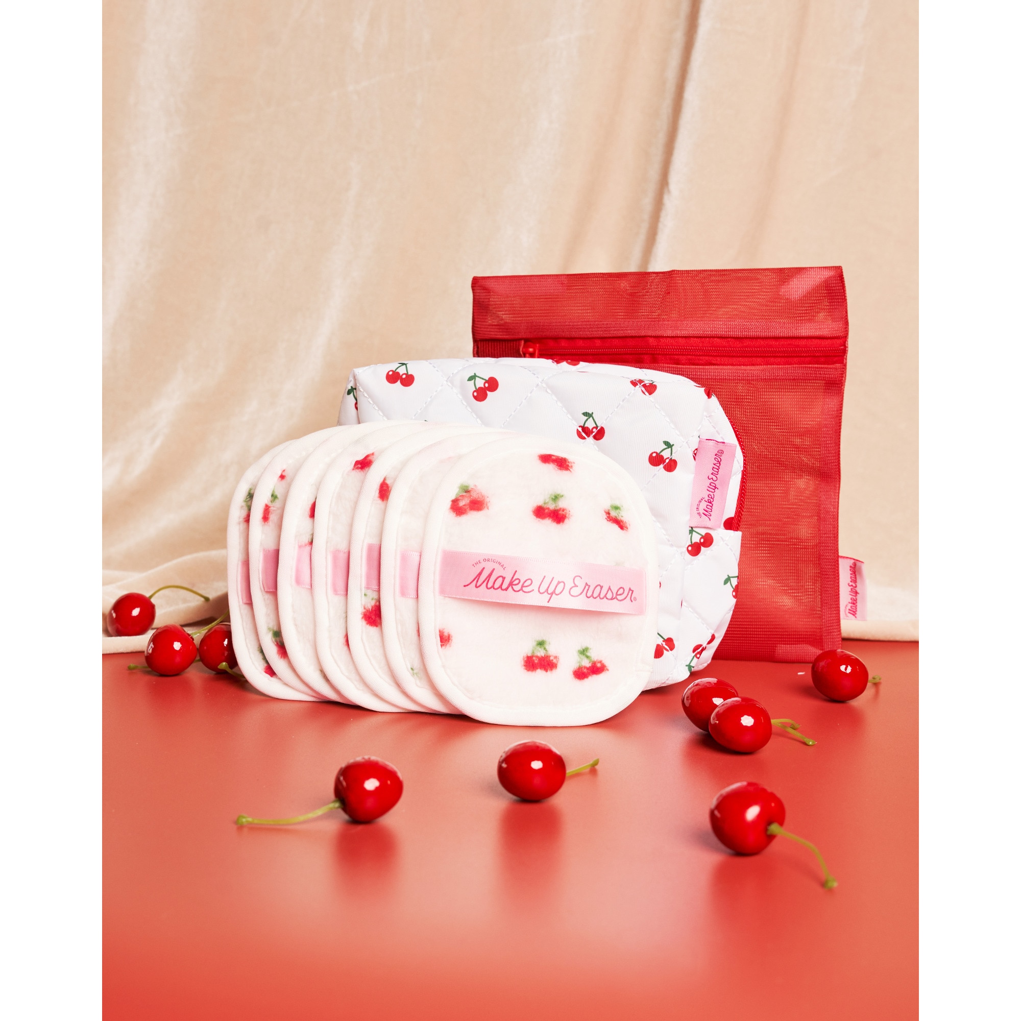MAKE UP ERASER ACCESSOIRES Serviette démaquillante réutilisable - cherry crush 1 of 3