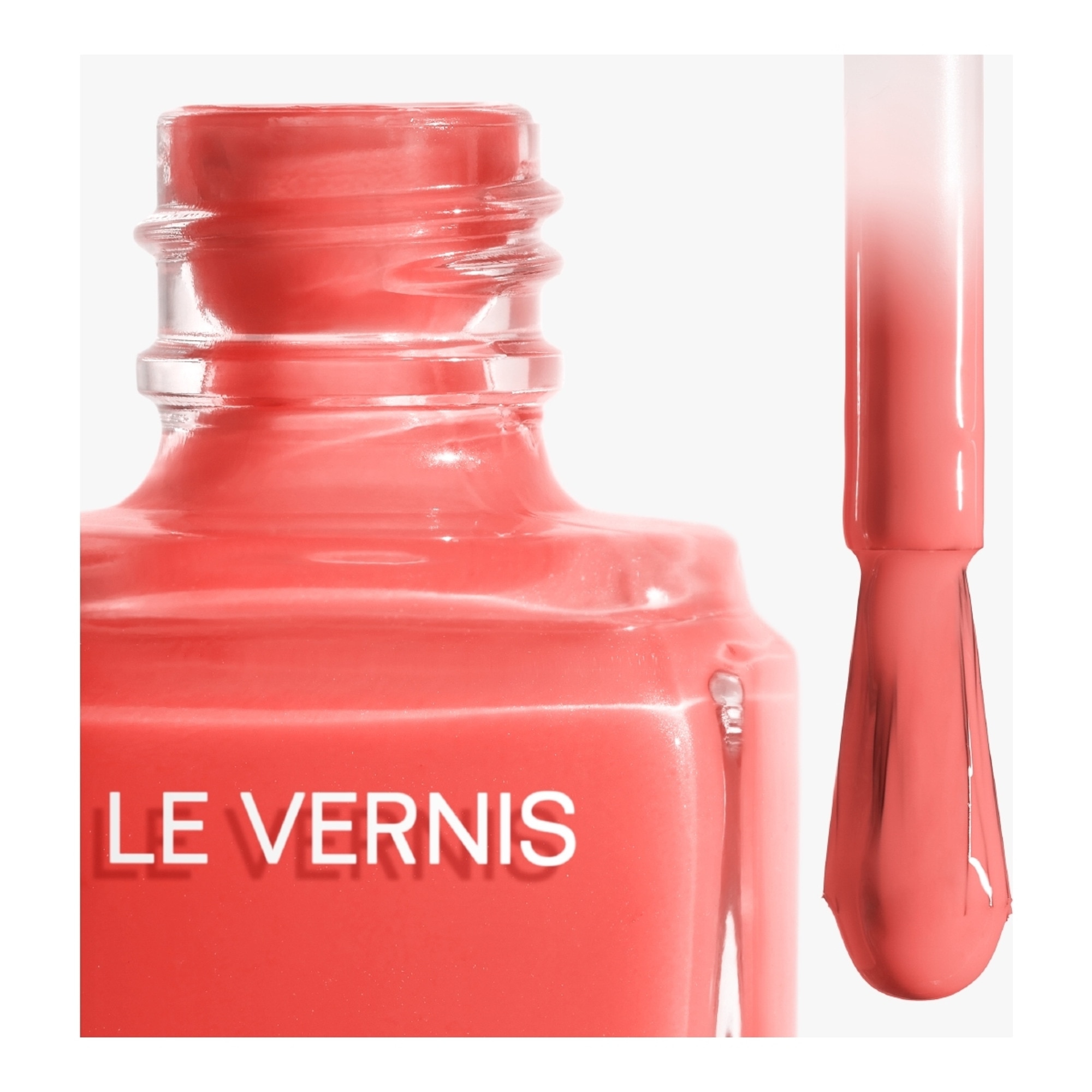  CHANEL LE VERNIS Couleur et brillance longue tenue  1 of 4 