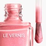CHANEL LE VERNIS Couleur et brillance longue tenue 2 of 4 Couleur et brillance longue tenue