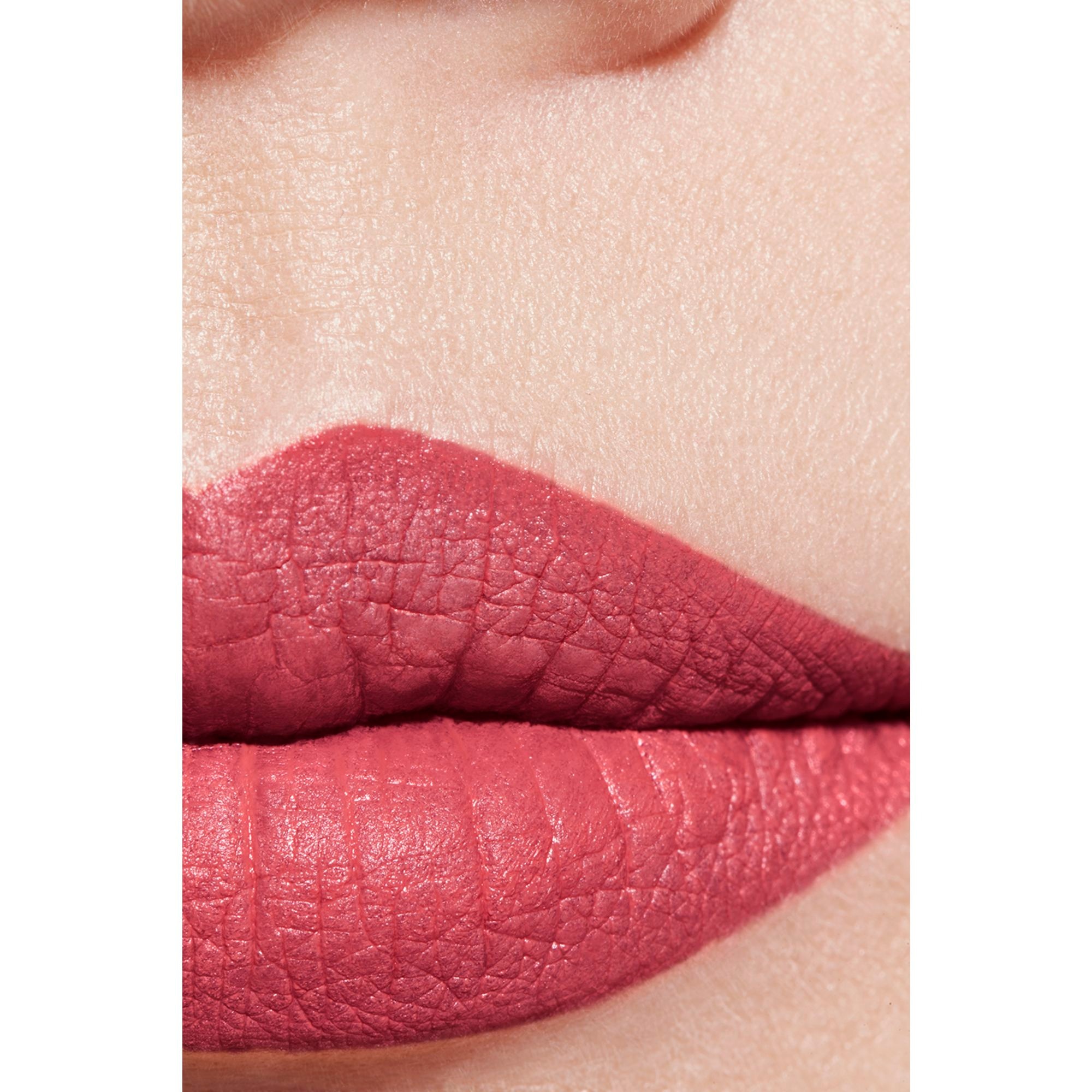  CHANEL ROUGE ALLURE VELVET Le rouge velours lumineux  1 of 4 