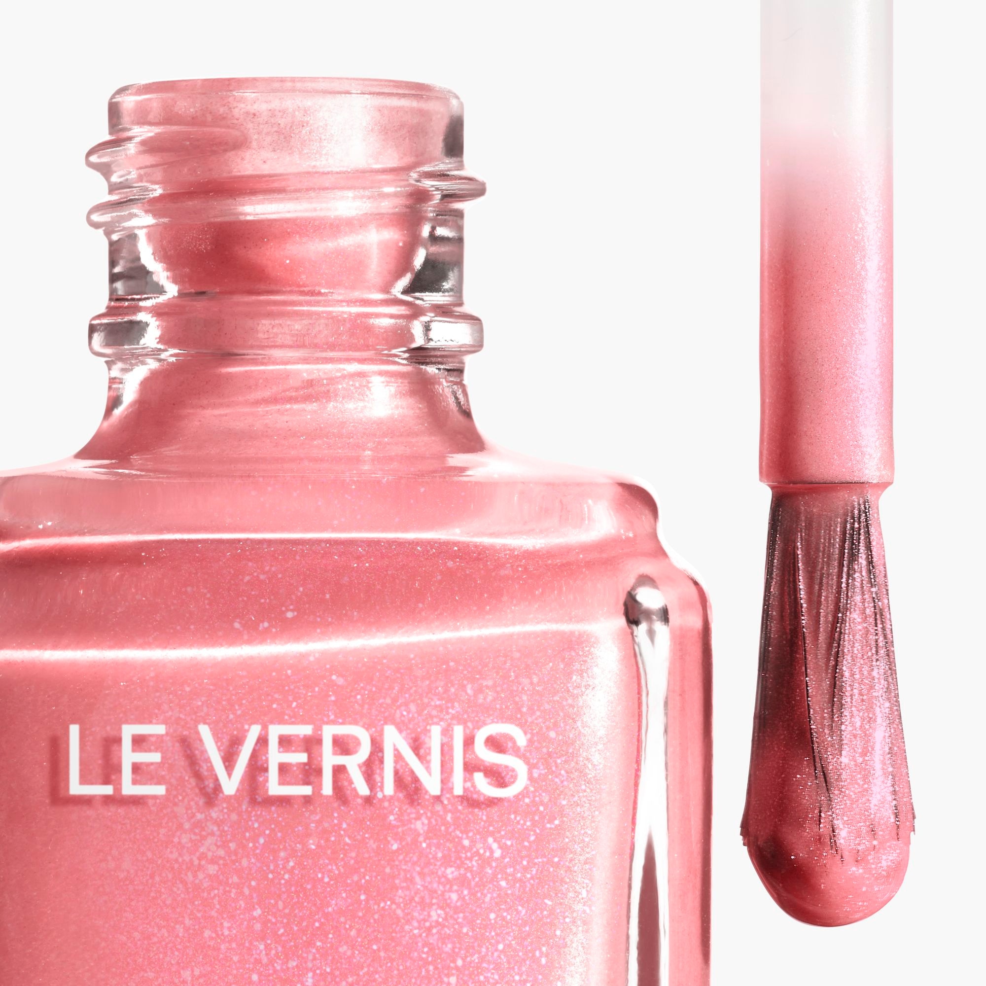 CHANEL LE VERNIS Couleur et brillance longue tenue 1 of 4