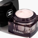 50ML CHANEL LE LIFT Crème rides fermeté & contours - rechargeable 2 of 4 Crème rides fermeté & contours - rechargeable