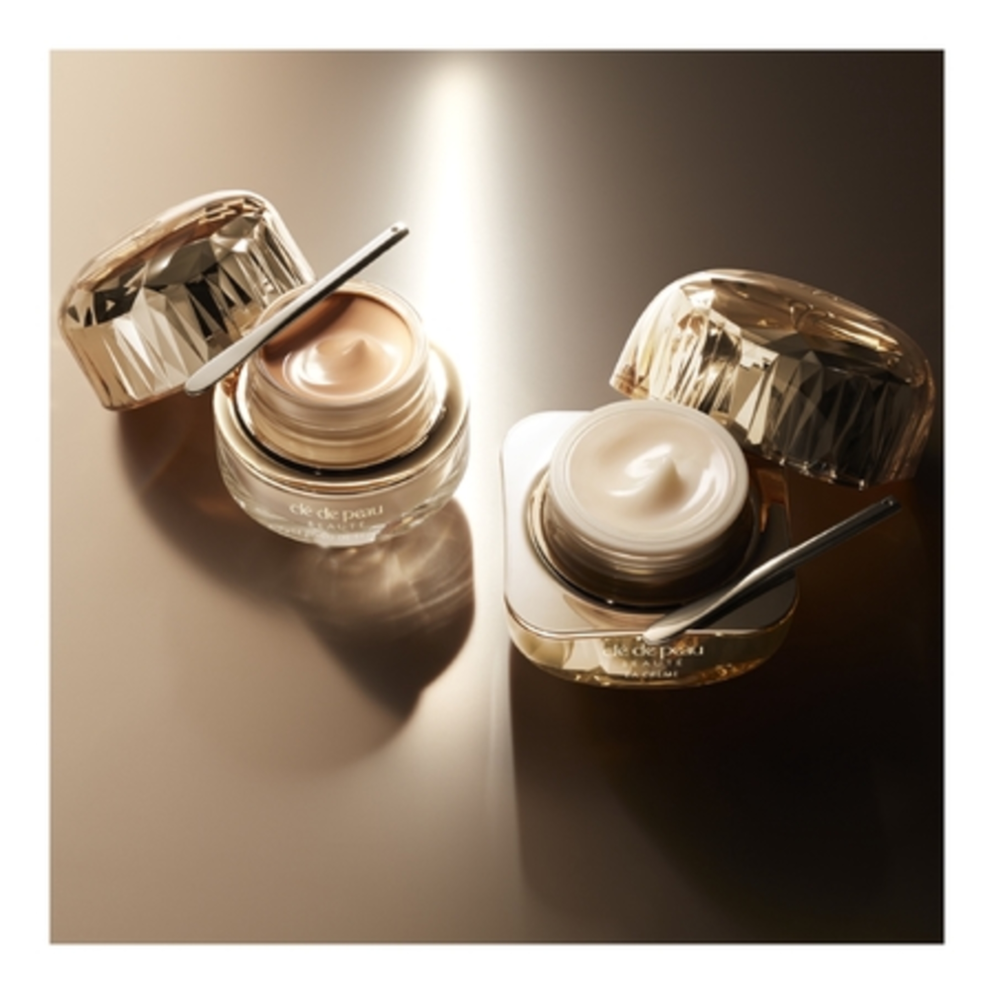 50ml CLÉ DE PEAU BEAUTÉ LA CREME Une crème de nuit anti-âge - recharge  1 of 4 
