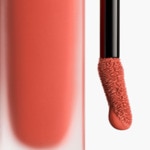 CHANEL ROUGE ALLURE LIQUID VELVET Le rouge liquide mat intense ultra tenue 2 of 4 Le rouge liquide mat intense ultra tenue