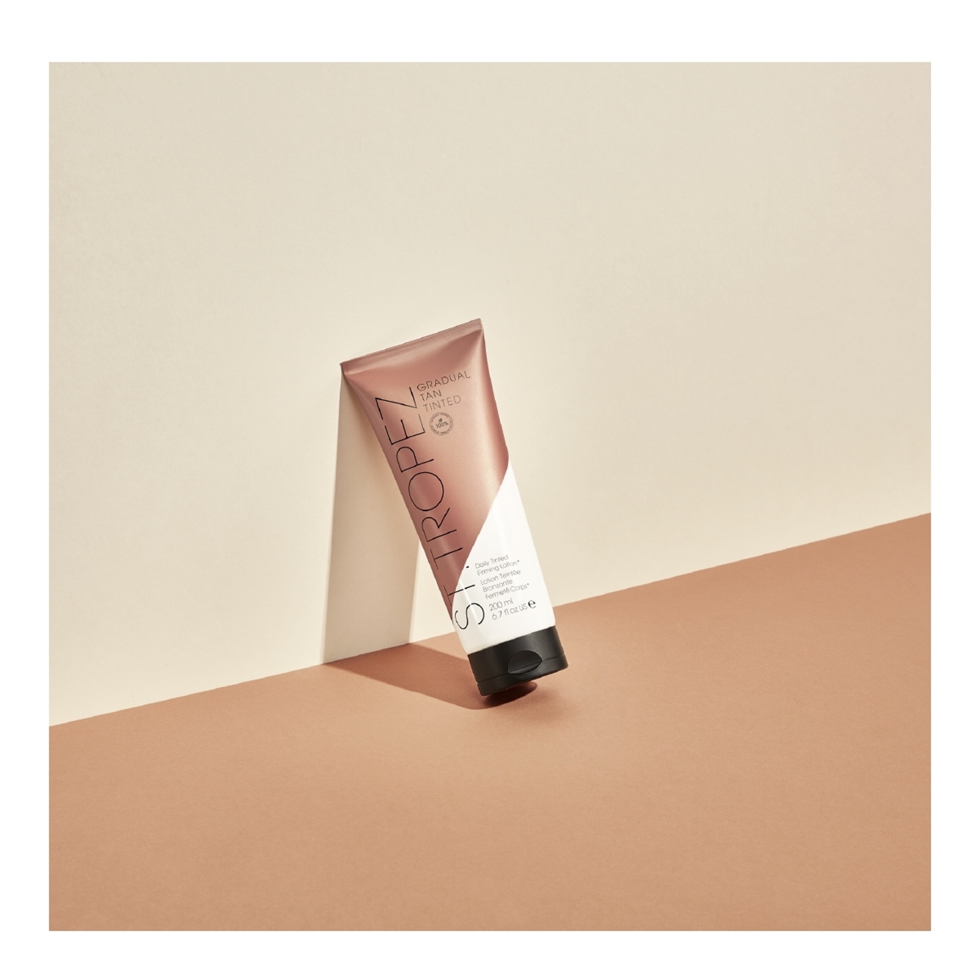 200mL ST TROPEZ GRADUAL TAN CLASSIC Lotion bronzante fermeté corps 1 of 4