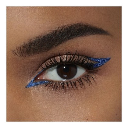 Eyeliner fluide, tracé dense et pinceau mousse