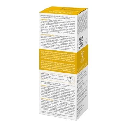 Fluide spf50+ teinté clair, effet peau nue - peaux sensibles mixtes à grasses