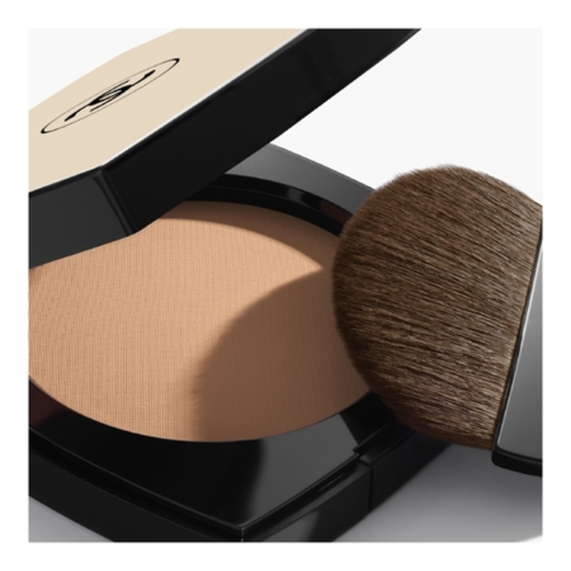  CHANEL LES BEIGES Poudre belle mine naturelle - rechargeable  2 of 3 Poudre belle mine naturelle - rechargeable