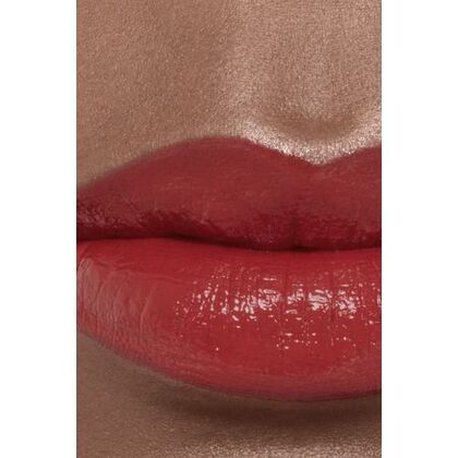Le rouge à lèvres hydratant et repulpant longue tenue, couleur et brillance intenses