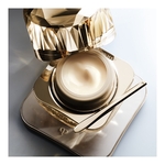 30ML CLÉ DE PEAU BEAUTÉ LA CREME Une crème de nuit anti-âge - recharge  2 of 4 Une crème de nuit anti-âge - recharge