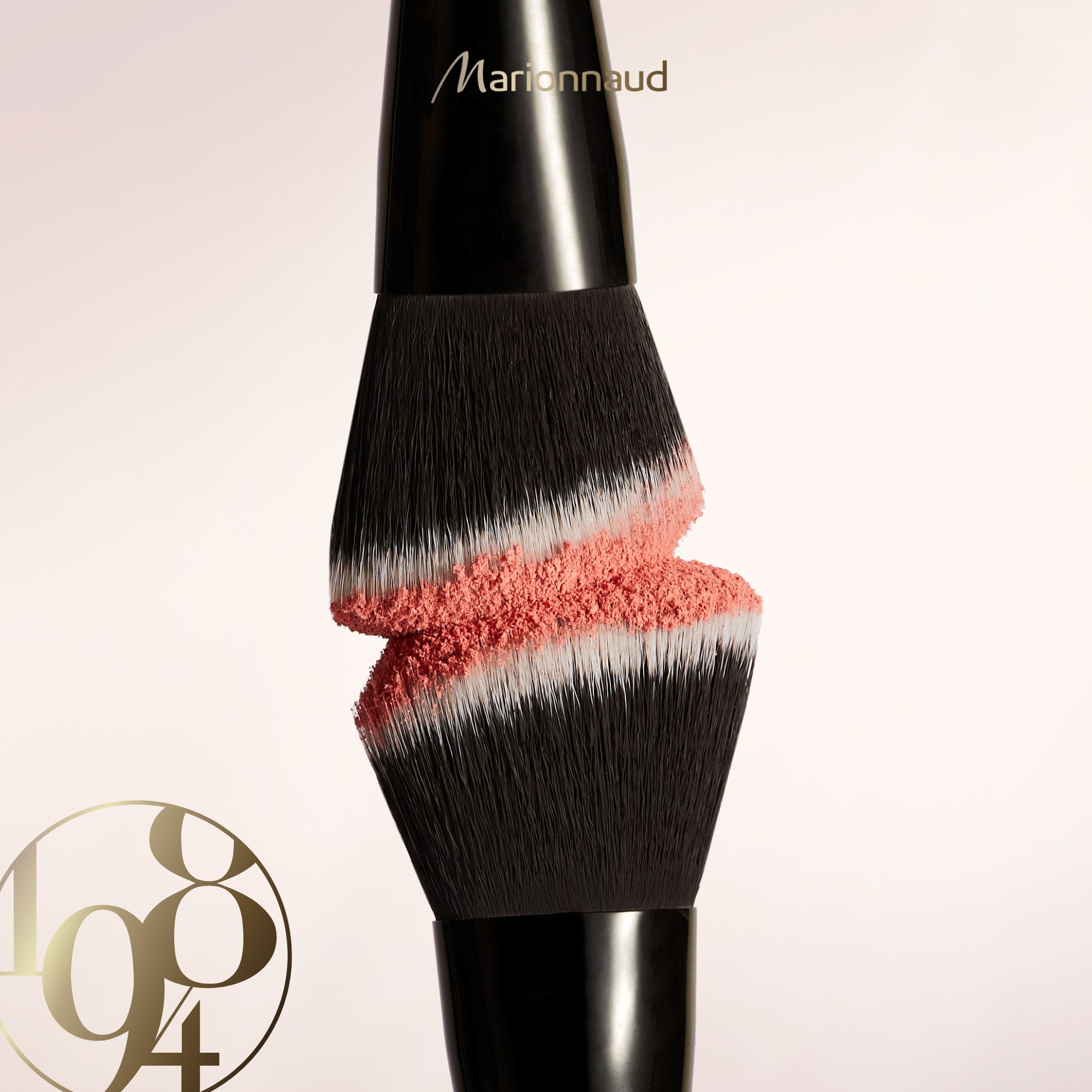 Marionnaud 1984 ACCESSOIRES Le pinceau blush & bronzer - n°08 1 of 4