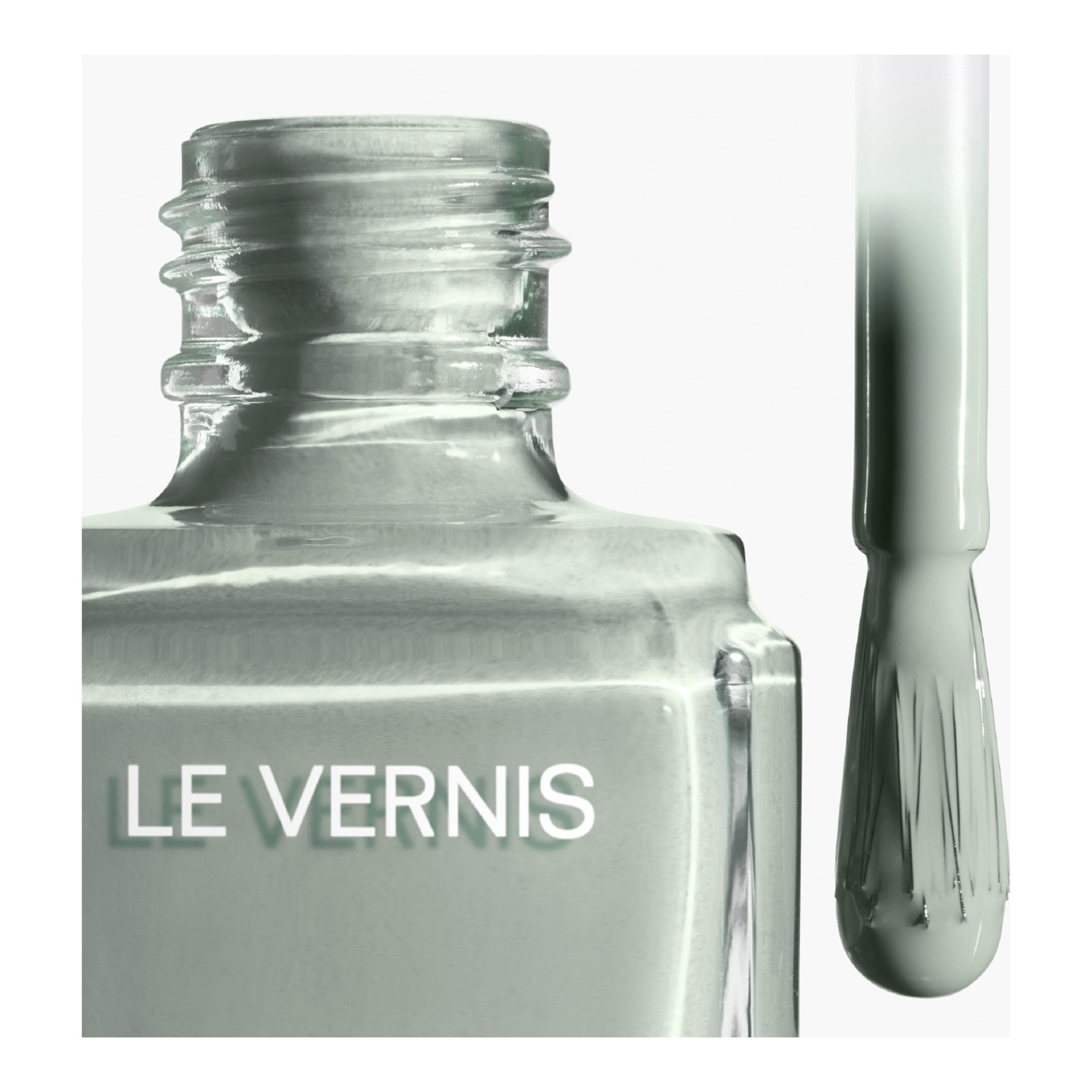  CHANEL LE VERNIS Couleur et brillance longue tenue  2 of 4 Couleur et brillance longue tenue