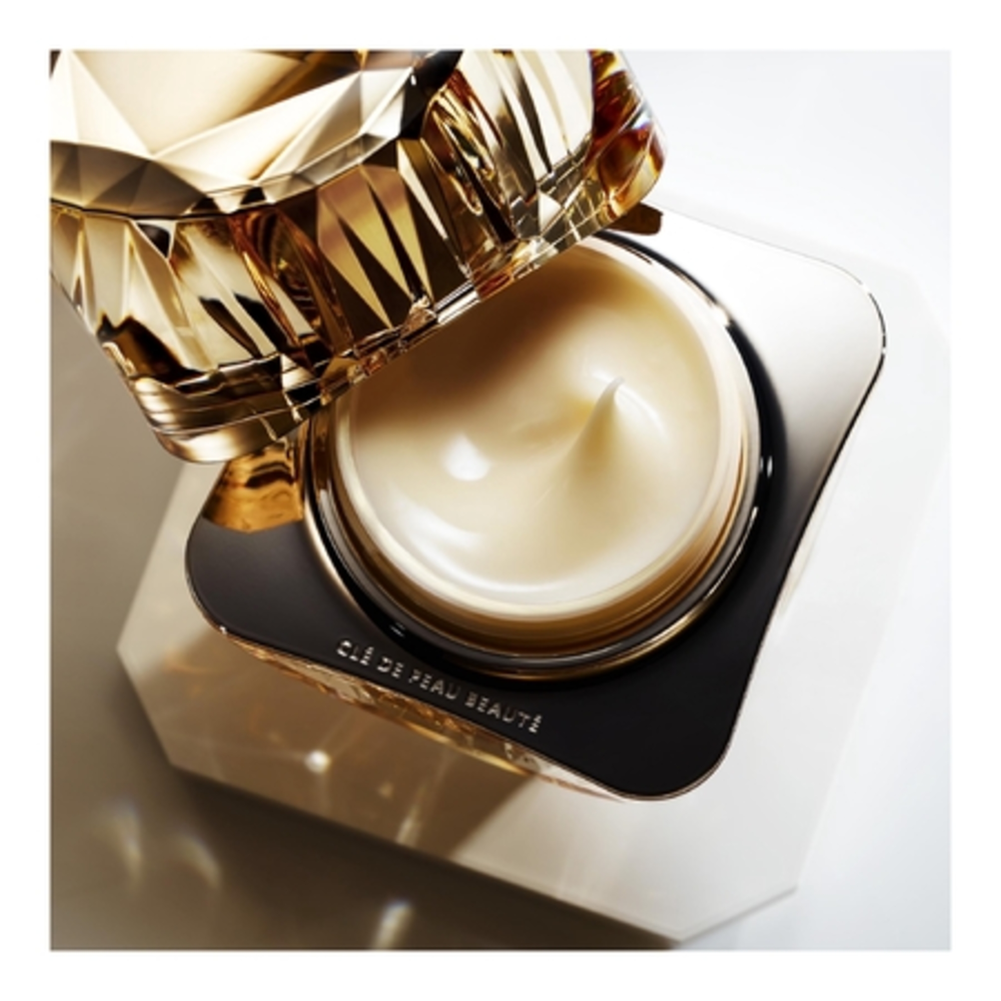 Une crème de nuit anti-âge - rechargeable