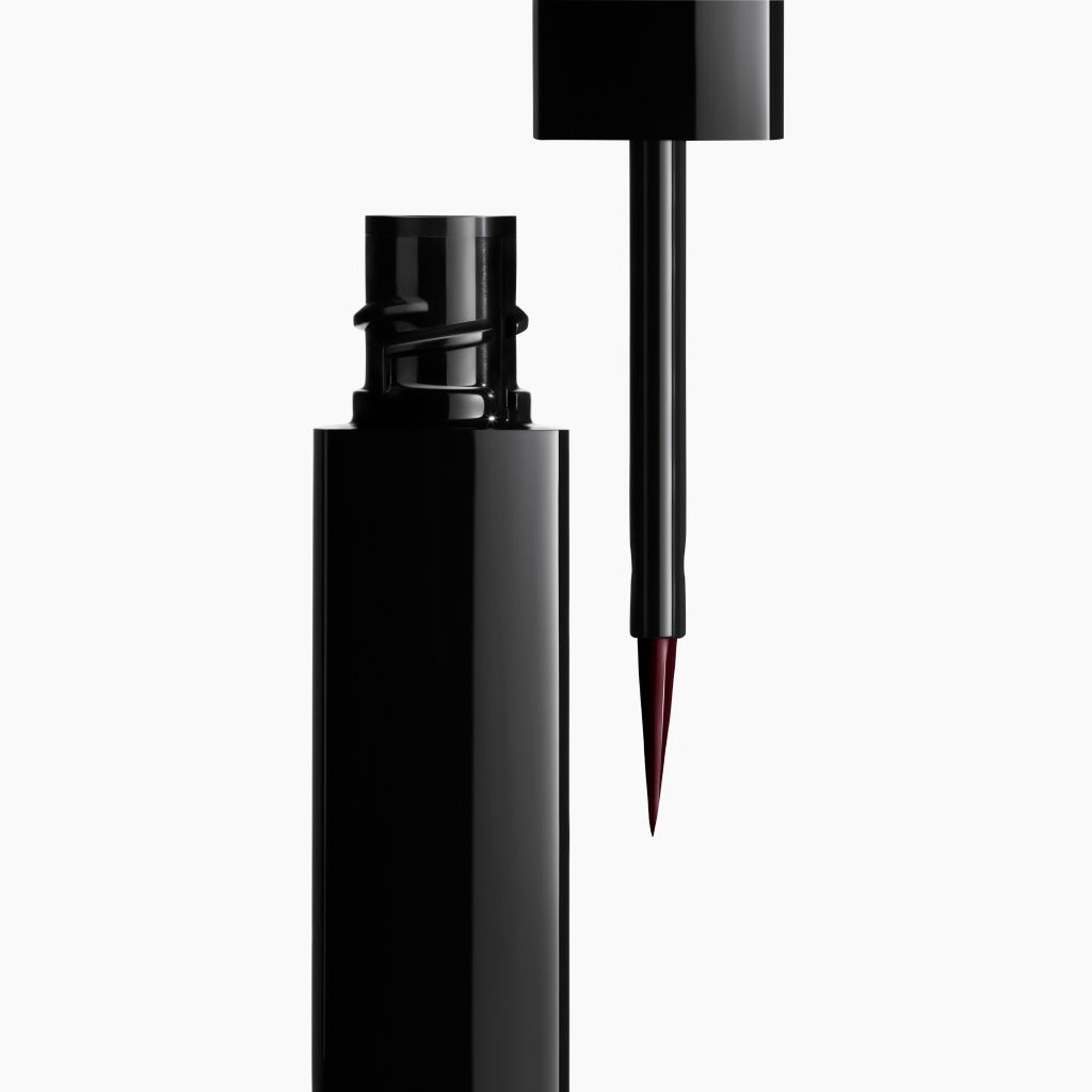 Eye-liner liquide haute precision, longue tenue et sans bavure