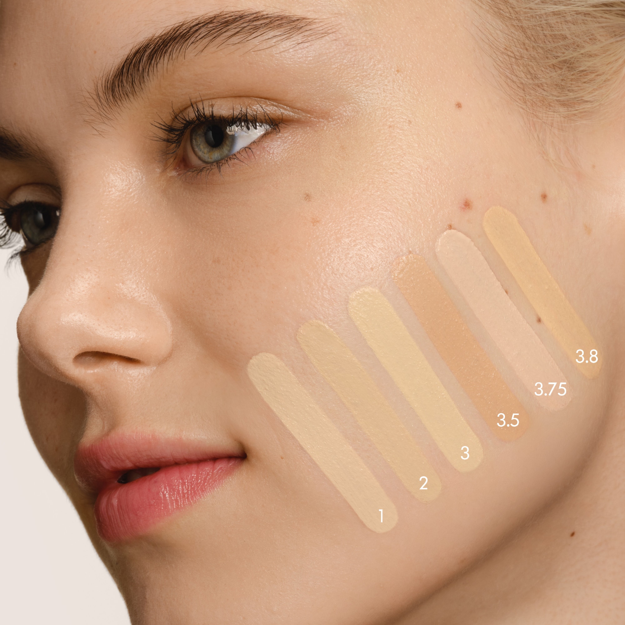  Armani LUMINOUS SILK FOUNDATION Fond de teint soyeux lumineux  1 of 4 