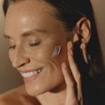 50mL Sisley SUNLEŸA Soin solaire anti-âge spf50+  2 of 4 Soin solaire anti-âge spf50+