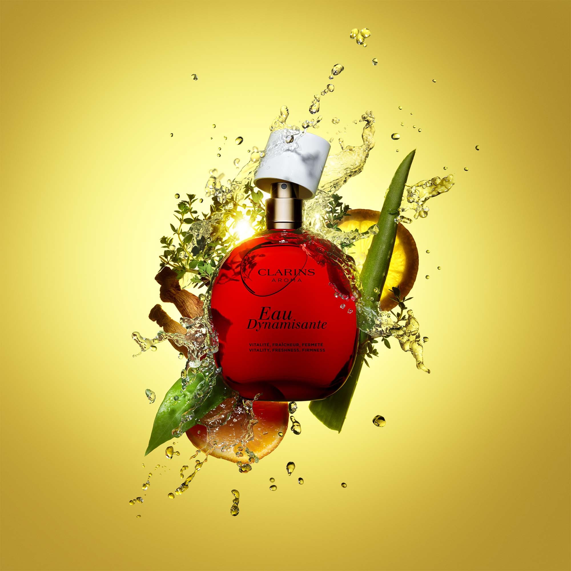 500ML Clarins AROMA - EAU DYNAMISANTE Eau de soins parfumée vitalité, fraîcheur, fermeté vitalité, fraîcheur, fermeté eau de soins parfumée 1 of 4