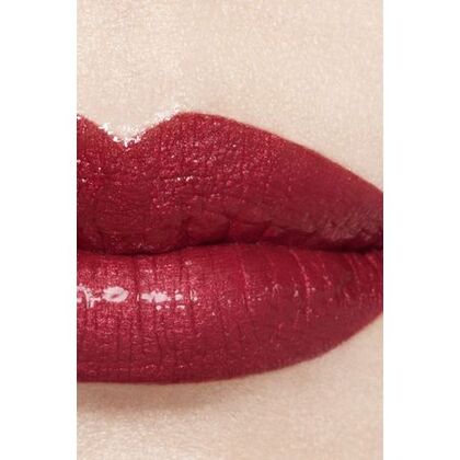 Le rouge à lèvres hydratant et repulpant longue tenue, couleur et brillance intenses