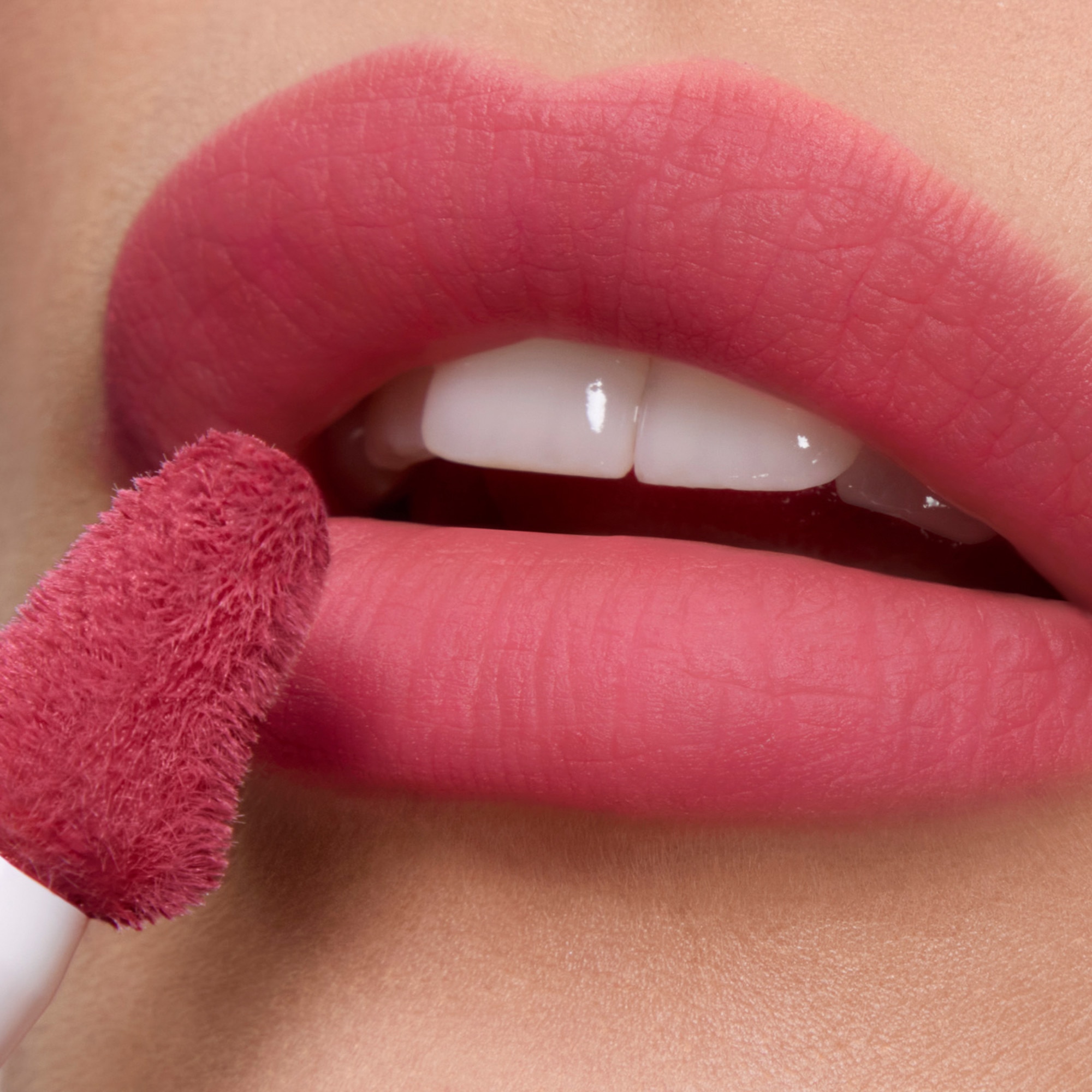 Lancôme LIP IDOLE CUDDLE TREAT Rouge à lèvres mat fini velours floutant 3 of 4 Rouge à lèvres mat fini velours floutant
