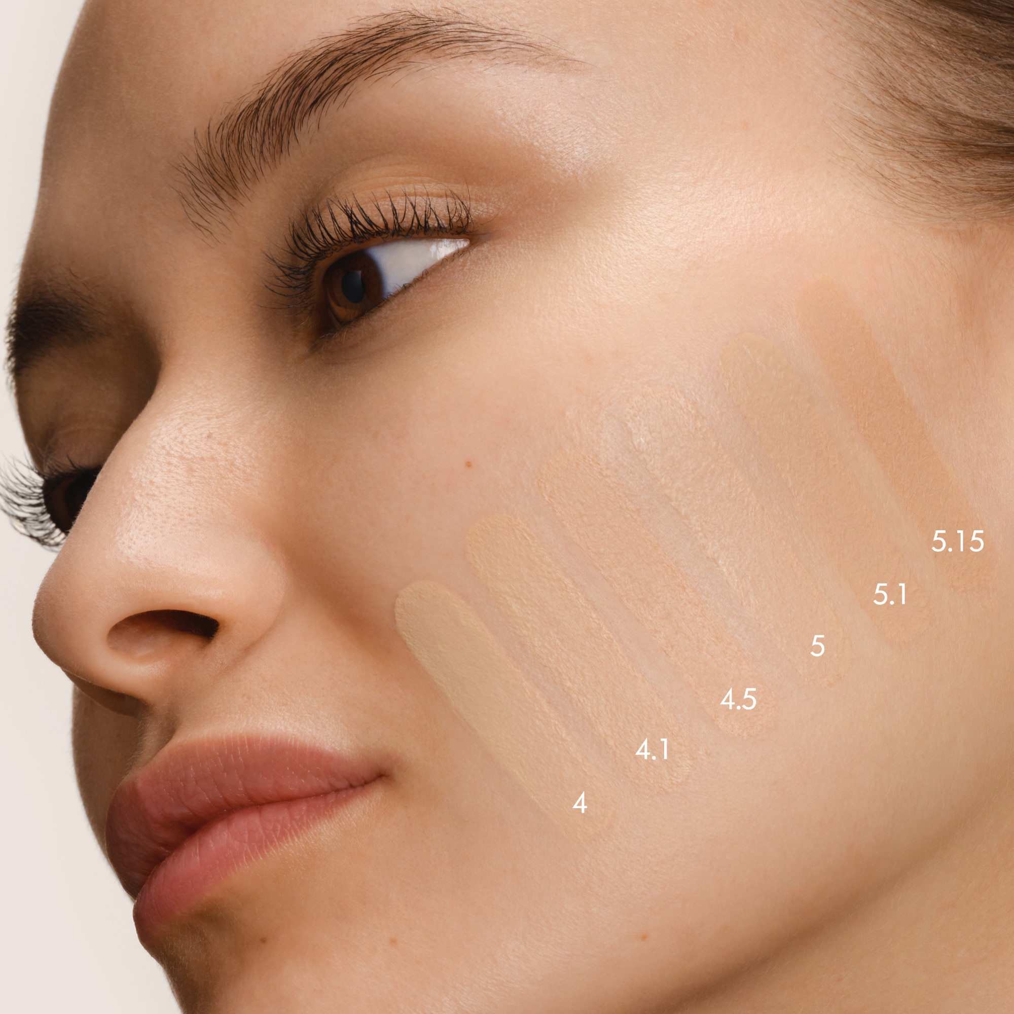  Armani LUMINOUS SILK FOUNDATION Fond de teint soyeux lumineux  1 of 4 