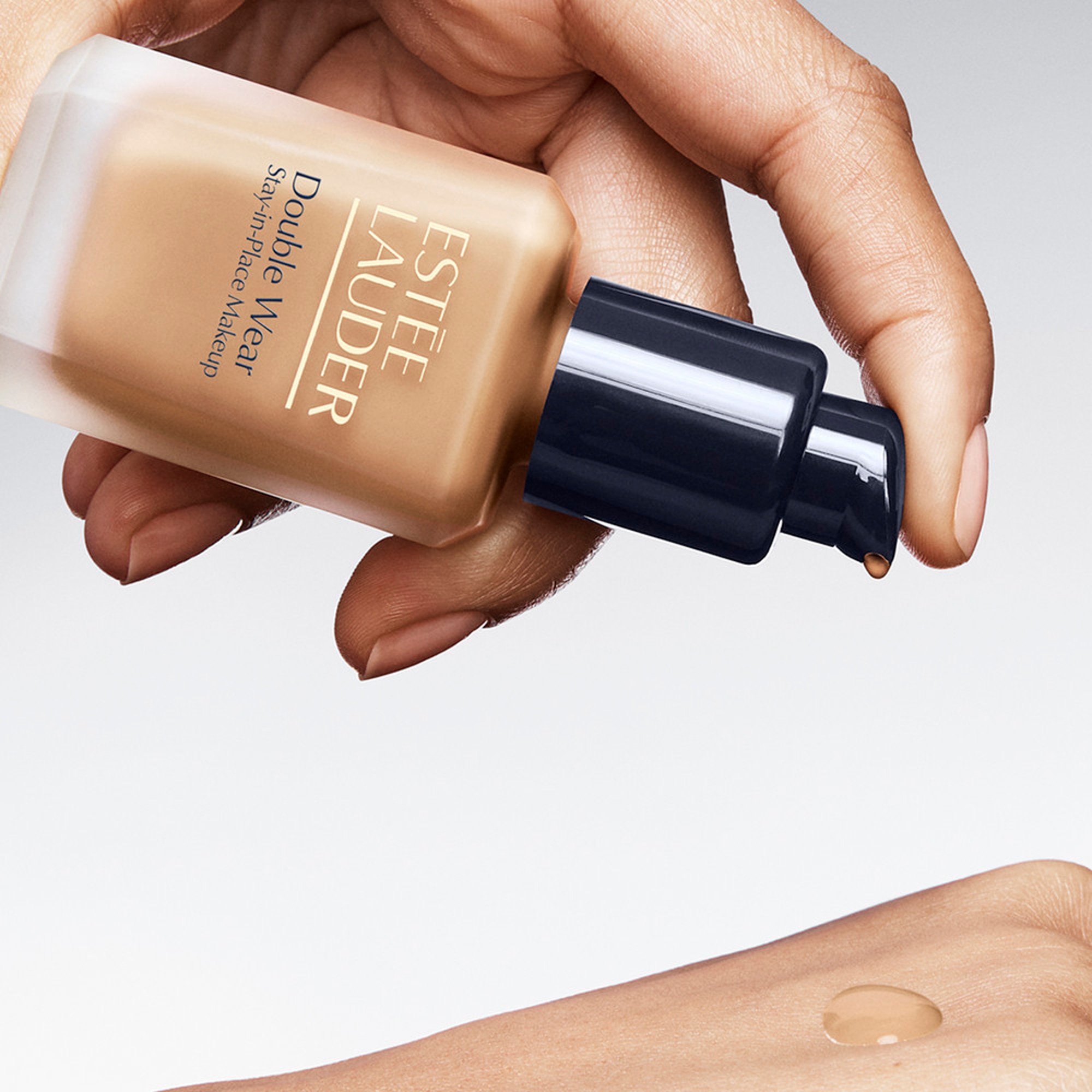  Estée Lauder DOUBLE WEAR Pompe à fond de teint  1 of 3 