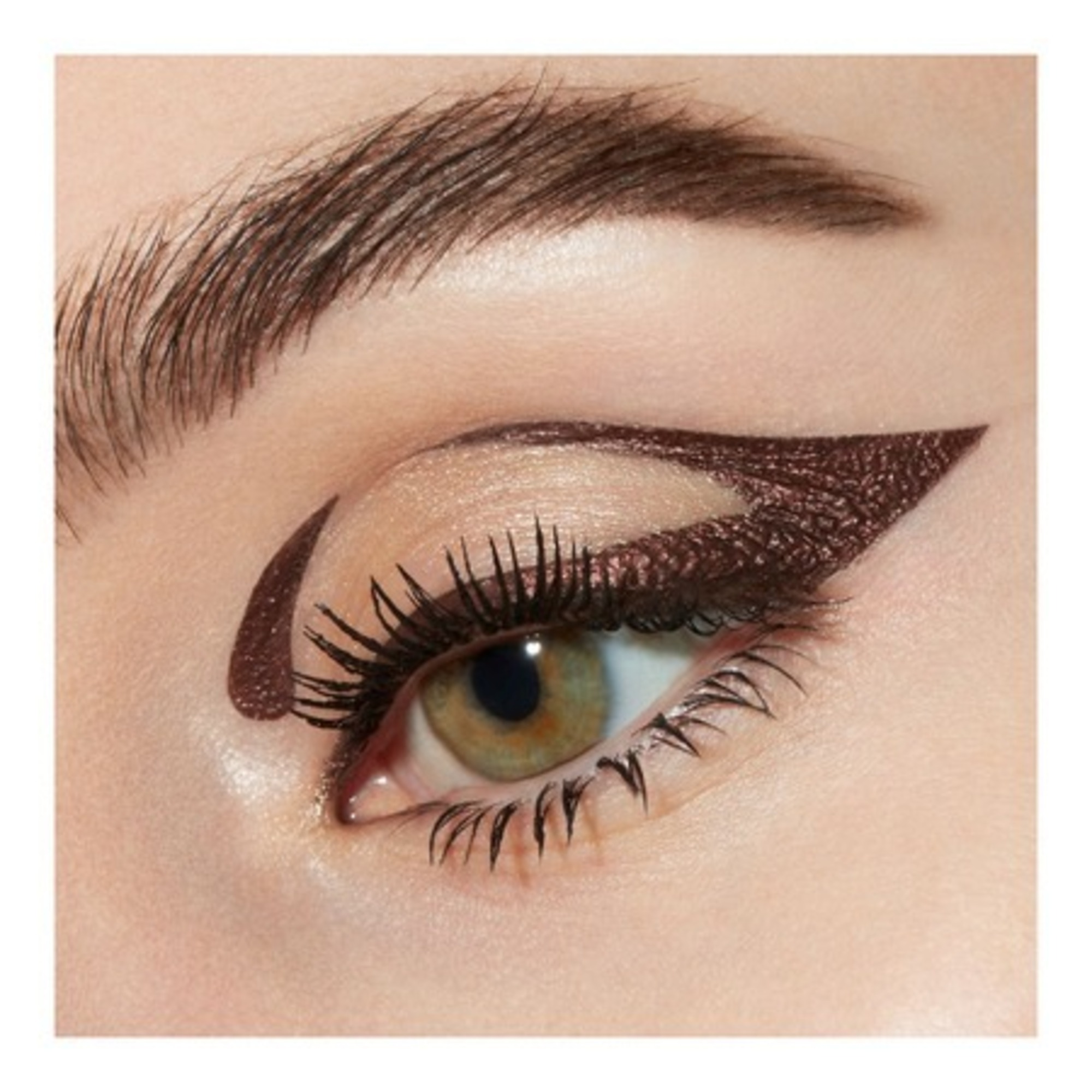 Eyeliner fluide, tracé dense et pinceau mousse