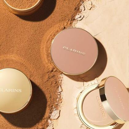  Clarins EVER MATTE COMPACT POWDER Poudre compacte matifiante infusée au lait de pêcher  1 of 4 