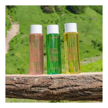 Lotion tonique hydratante formulée à base d'ingrédients d'origine naturelle
