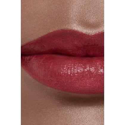 Le rouge à lèvres hydratant et repulpant longue tenue, couleur et brillance intenses