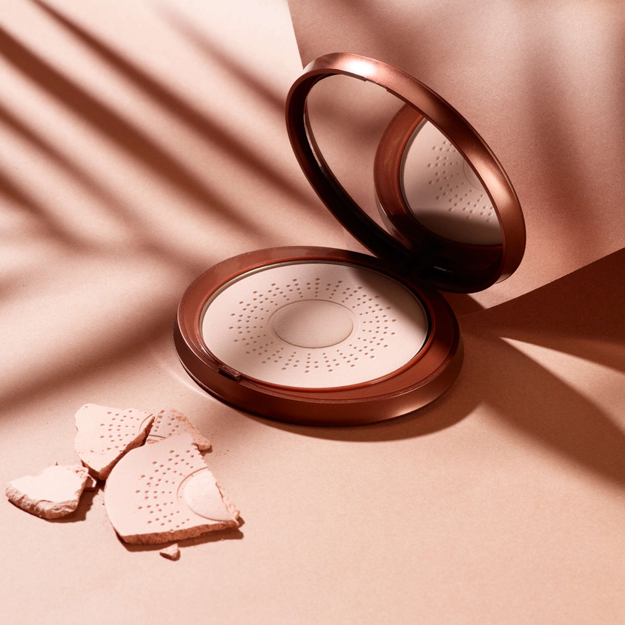 Poudre sublimatrice dorée visage protectrice anti uv