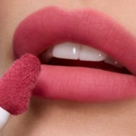 Lancôme LIP IDOLE CUDDLE TREAT Rouge à lèvres mat fini velours floutant 3 of 4 Rouge à lèvres mat fini velours floutant