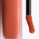 CHANEL ROUGE ALLURE LIQUID VELVET Le rouge liquide mat intense ultra tenue 2 of 4 Le rouge liquide mat intense ultra tenue