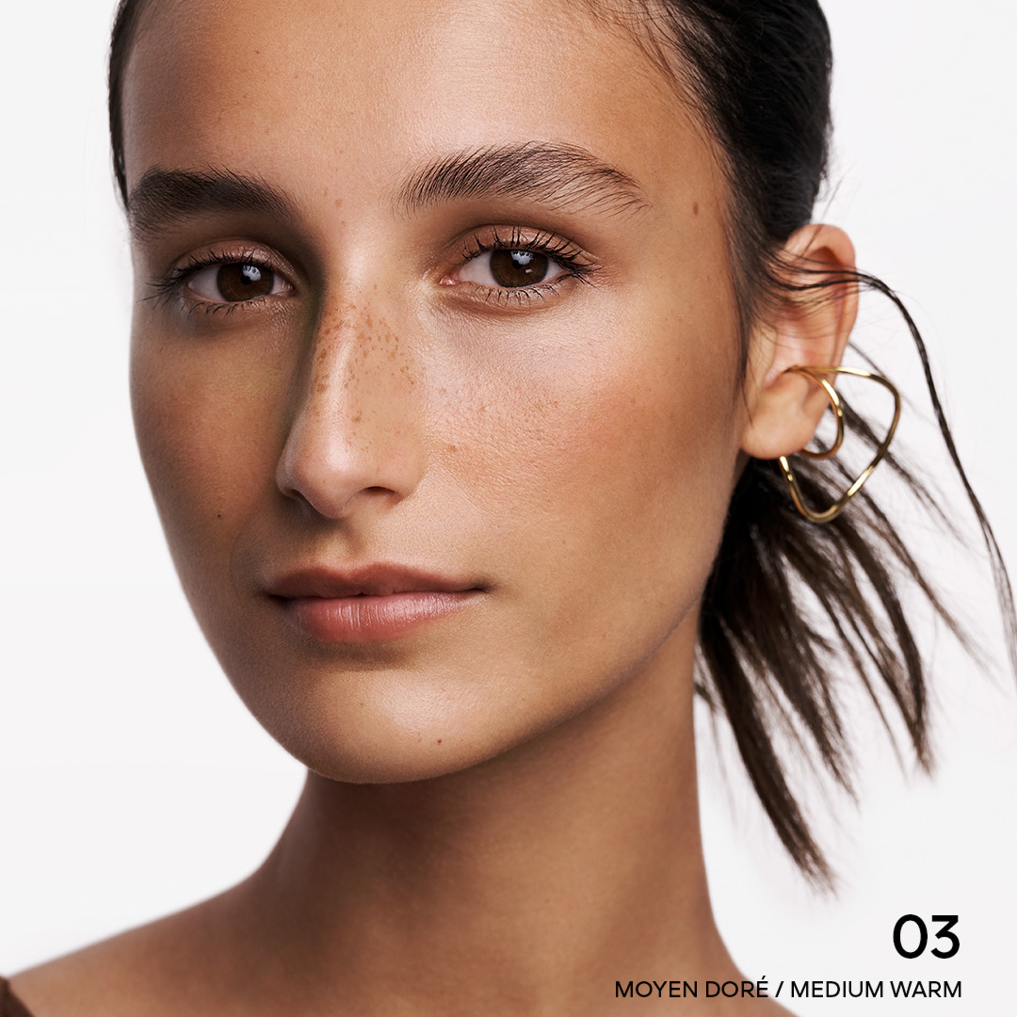 La poudre bronzante et le mascara courbe volume intense 24h