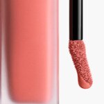 CHANEL ROUGE ALLURE LIQUID VELVET Le rouge liquide mat intense ultra tenue 2 of 4 Le rouge liquide mat intense ultra tenue