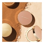  Clarins EVER MATTE COMPACT POWDER Poudre compacte matifiante infusée au lait de pêcher  3 of 4 Poudre compacte matifiante infusée au lait de pêcher