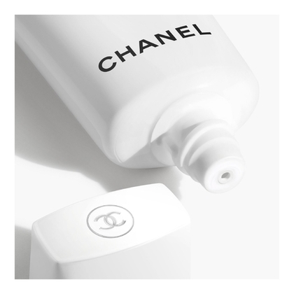 30ML CHANEL UV ESSENTIEL Protection globale Uv - pollution - antioxidant spf50  1 of 3 