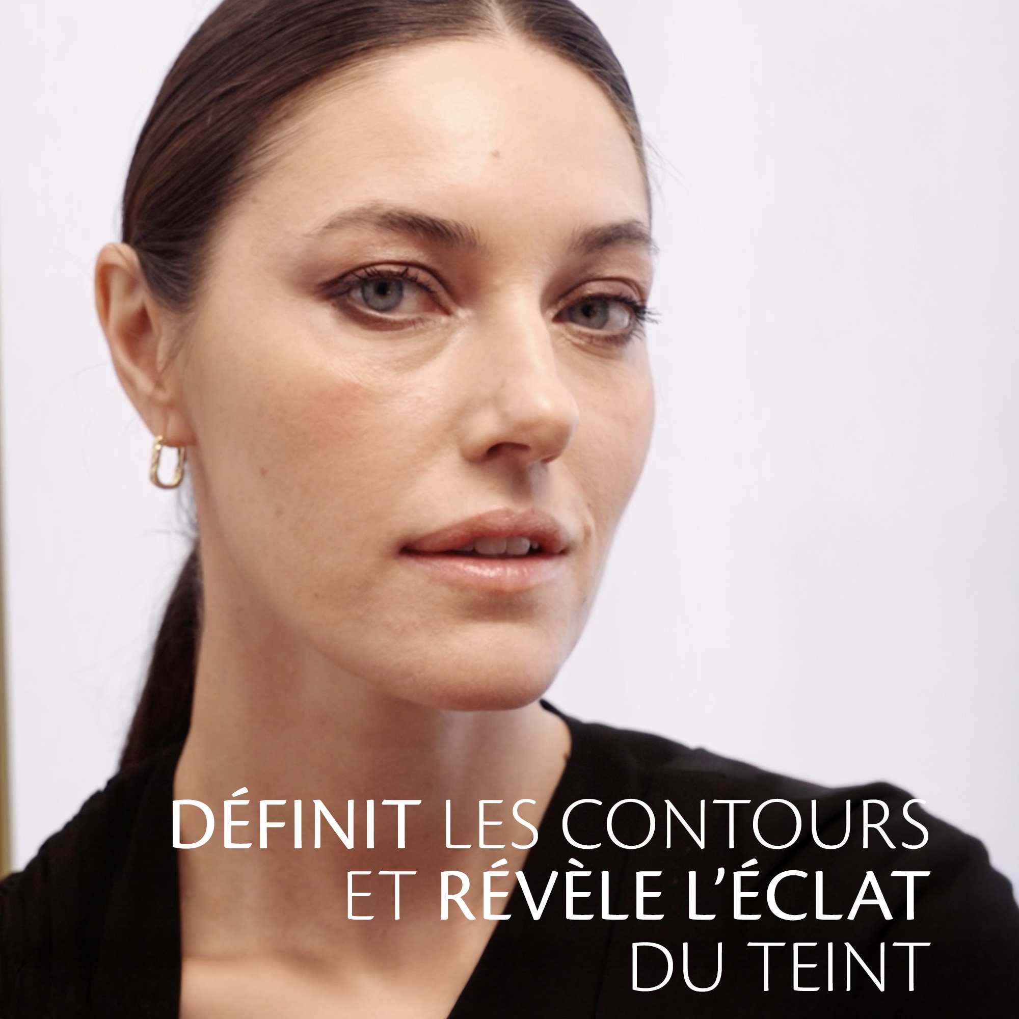  CLÉ DE PEAU BEAUTÉ TEINT Le réhausseur d'éclat  1 of 4 