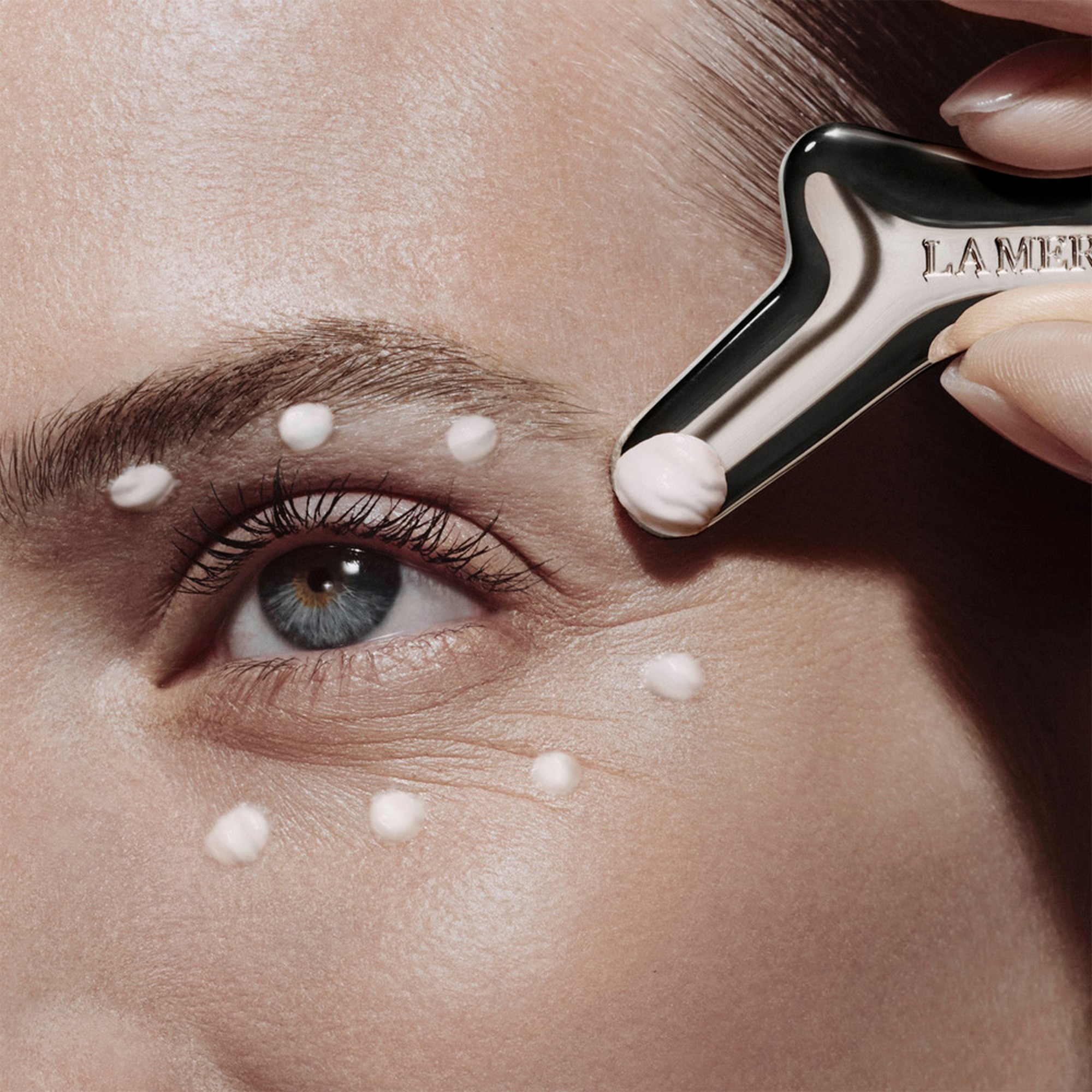 15ML La Mer LES CONTOURS DES YEUX La crème régénération intense pour les yeux  1 of 4 
