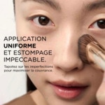  Clarins DOUBLE SERUM FOUNDATION Pinceau fond de teint inspiré du gua sha  4 of 4 Pinceau fond de teint inspiré du gua sha