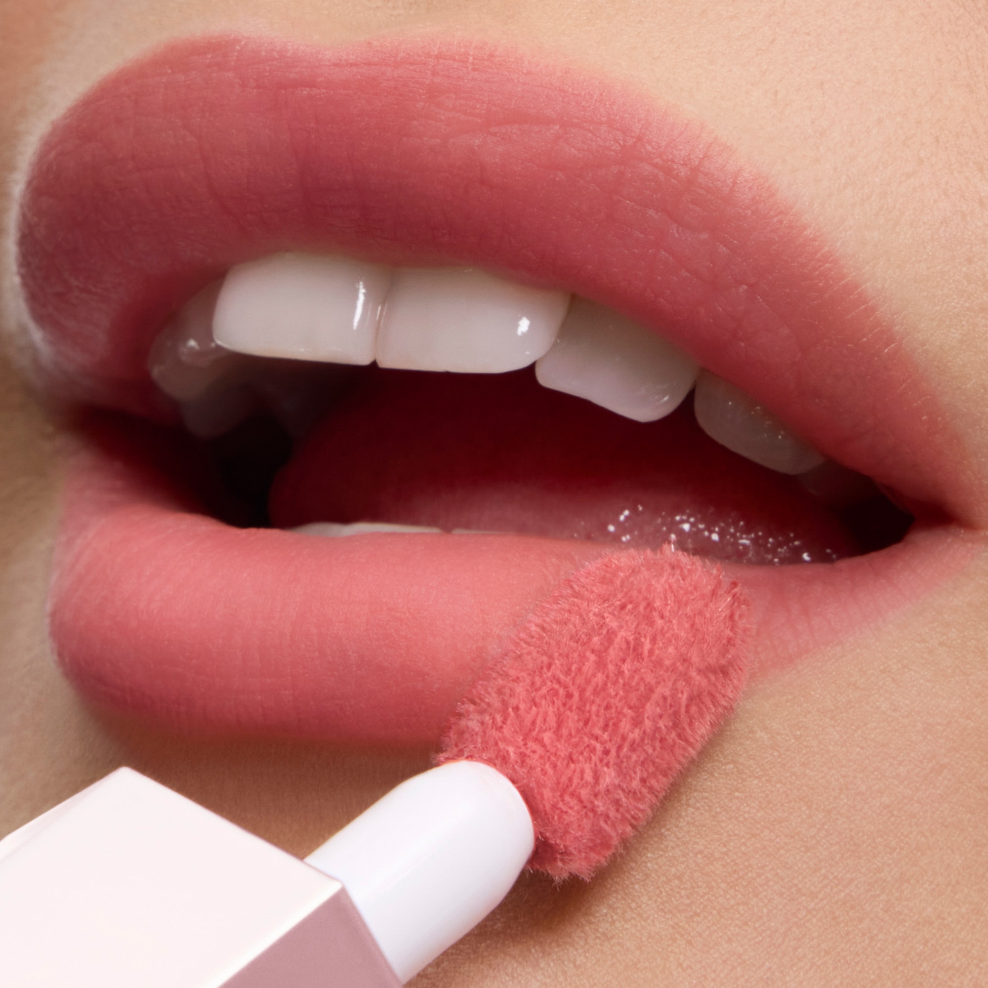  Lancôme LIP IDÔLE CUDDLE BLUR Rouge à lèvres mat fini velours floutant  3 of 4 Rouge à lèvres mat fini velours floutant