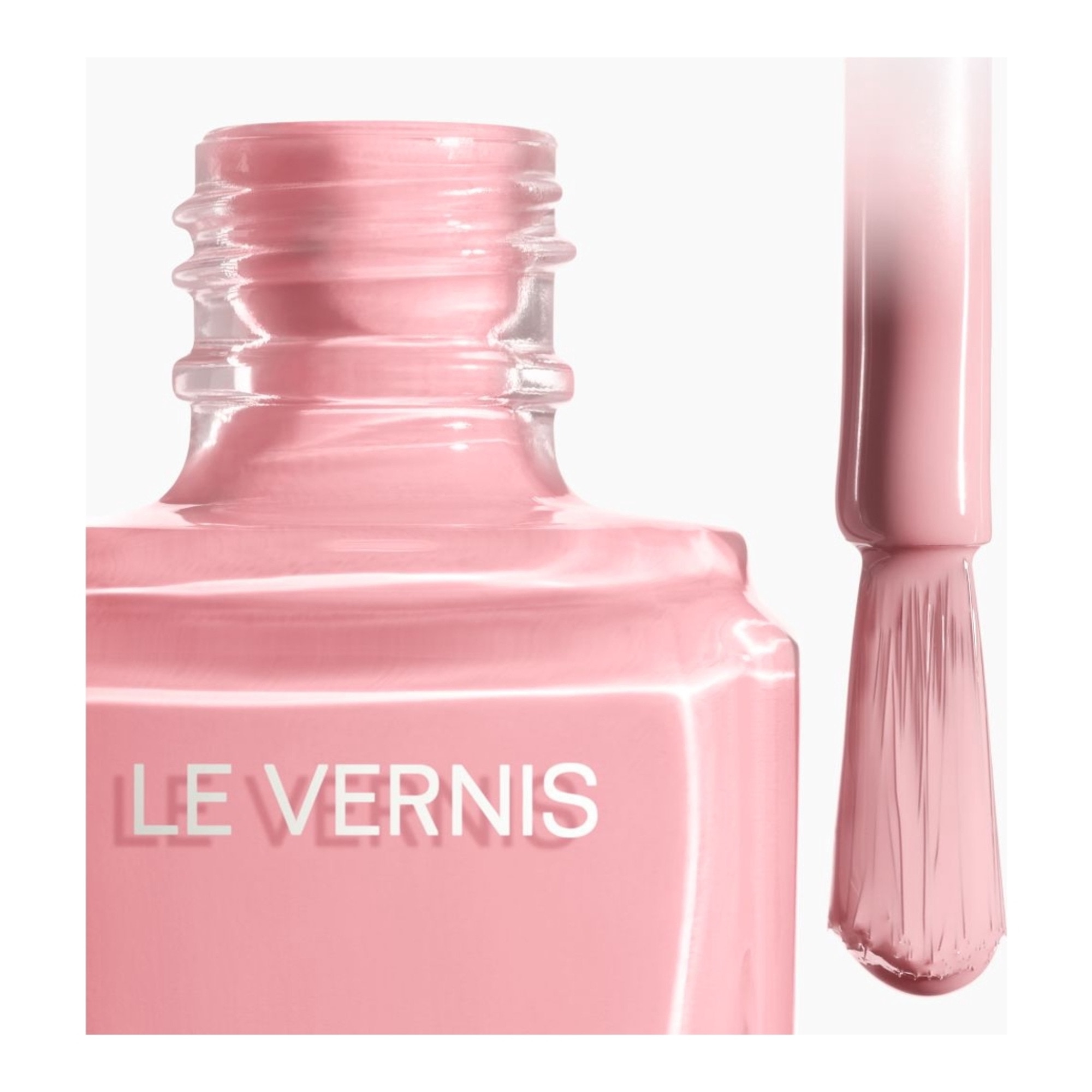  CHANEL LE VERNIS Couleur et brillance longue tenue  2 of 4 Couleur et brillance longue tenue