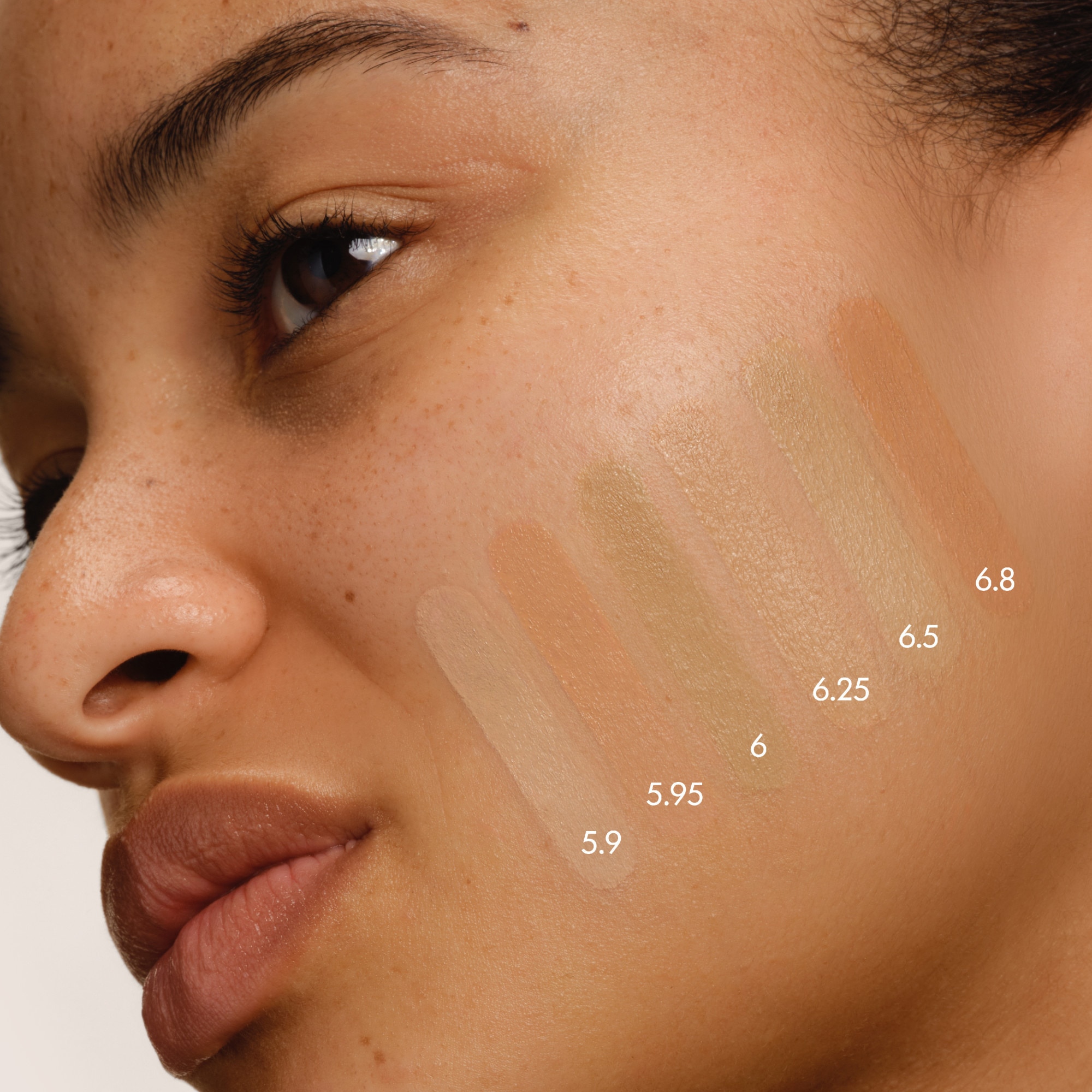  Armani LUMINOUS SILK FOUNDATION Fond de teint soyeux lumineux  1 of 4 