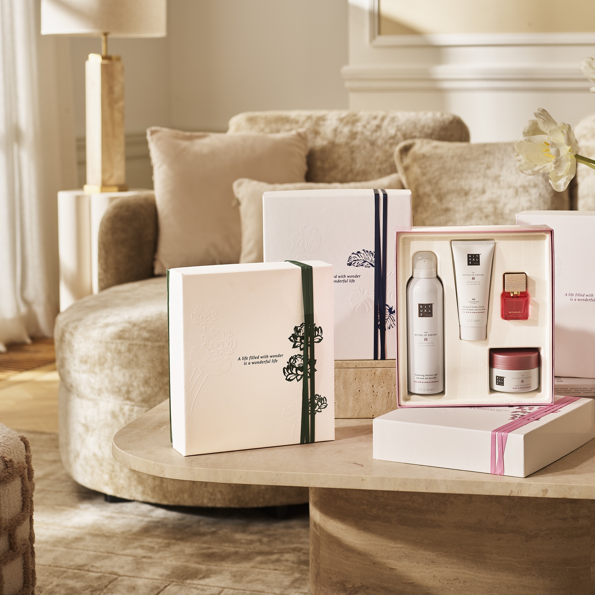 RITUALS THE RITUAL OF SAKURA Coffret corps & bain - médium  1 of 4 