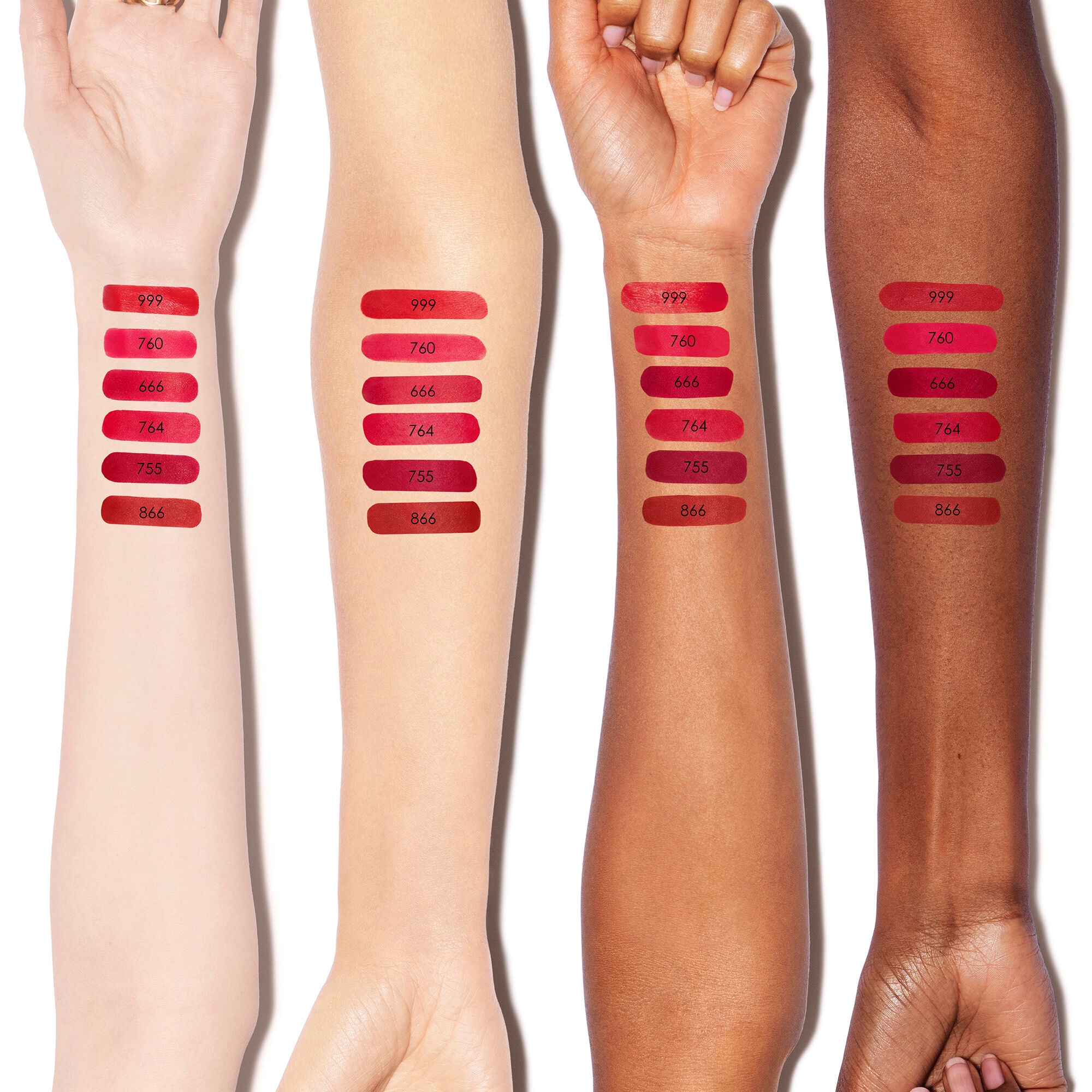  DIOR ROUGE DIOR Rouge à lèvres - confort et longue tenue - 2 finis : satin ou velvet  1 of 4 