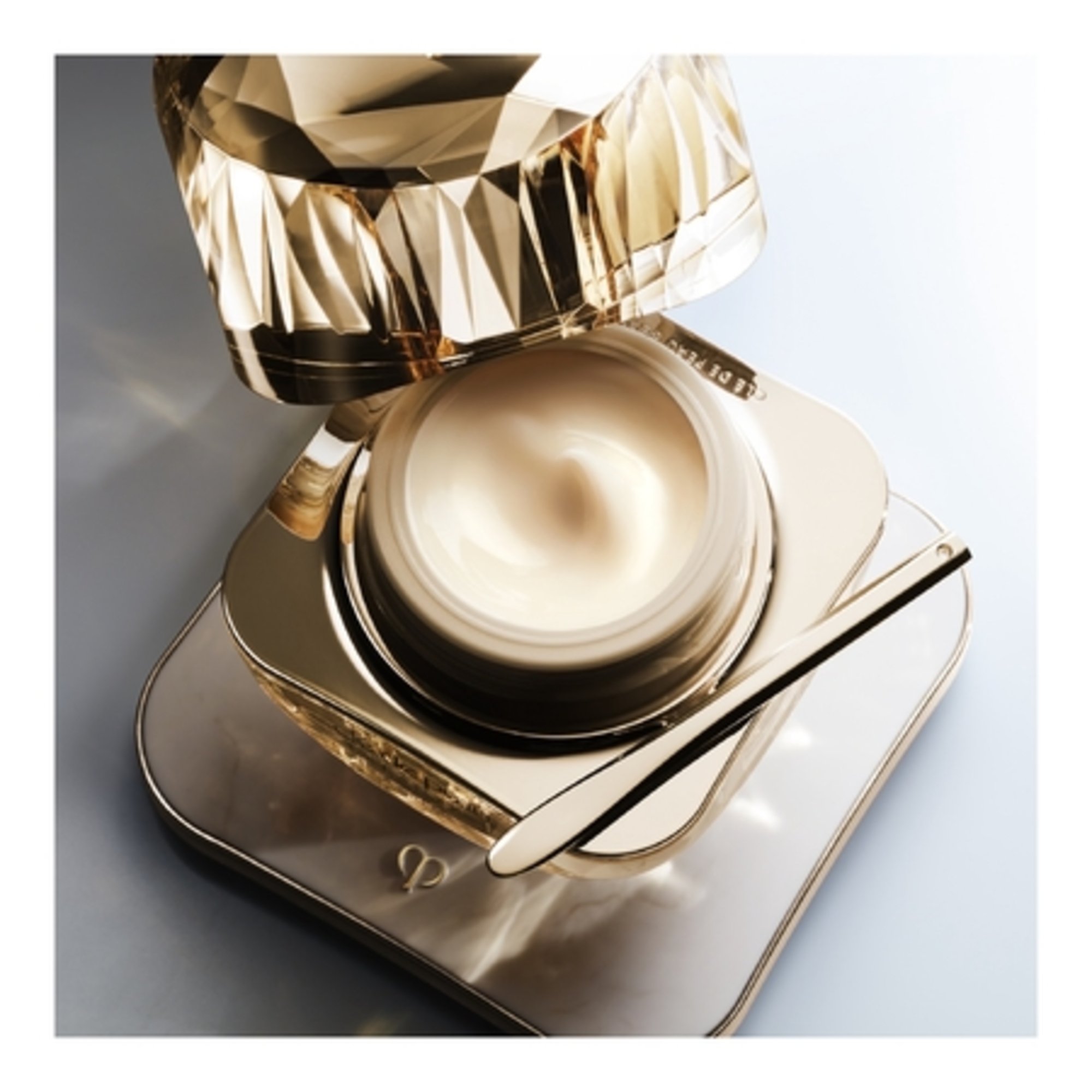 50ml CLÉ DE PEAU BEAUTÉ LA CREME Une crème de nuit anti-âge - recharge  1 of 4 