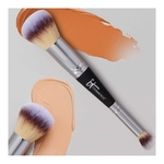  IT COSMETICS HEAVENLY LUXE™ Pinceau double embout teint parfait & anti-cernes  2 of 4 Pinceau double embout teint parfait & anti-cernes