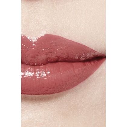 Le rouge à lèvres hydratant et repulpant longue tenue, couleur et brillance intenses