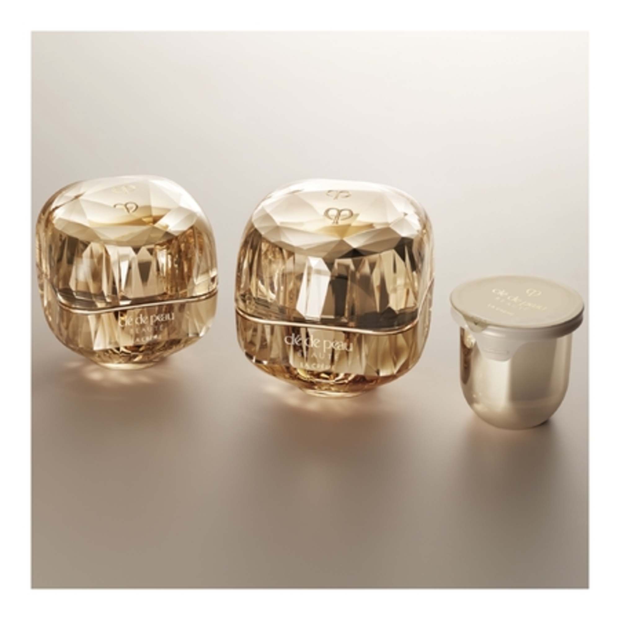 50ml CLÉ DE PEAU BEAUTÉ LA CREME Une crème de nuit anti-âge - recharge  1 of 4 