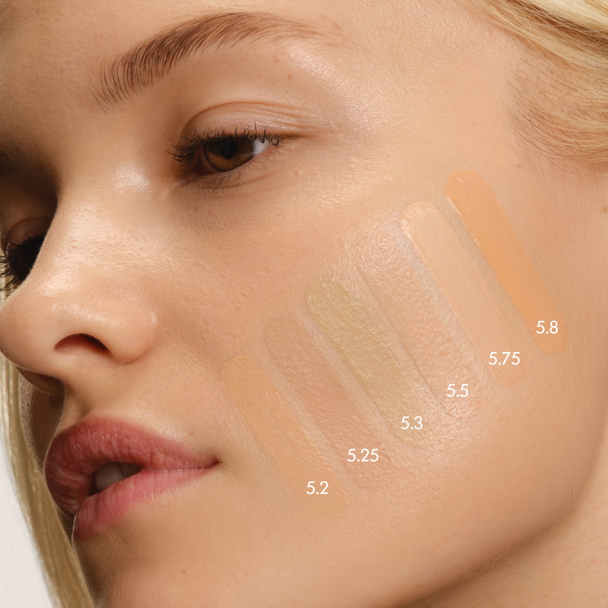  Armani LUMINOUS SILK FOUNDATION Fond de teint soyeux lumineux  1 of 4 